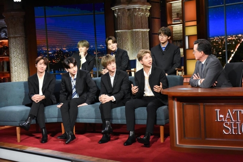 미국 CBS 인기 토크쇼 '더 레이트 쇼 위드 스티븐 콜베어' 출연한 방탄소년단