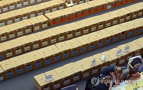 개표 후 재검토 기다리는 유럽의회 선거 투표함
