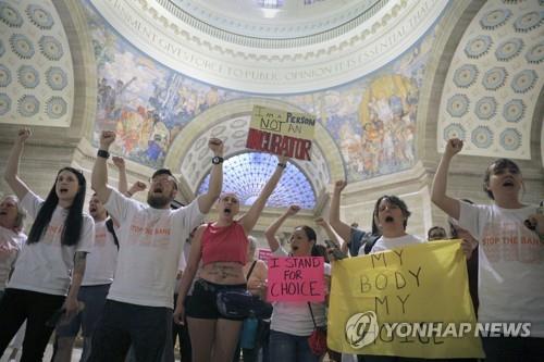 미국 미주리주 의회 의사당서 낙태금지법 반대 시위