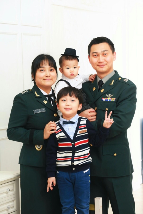 부부군인 탁성근 소령(사진우측)과 김자영 대위