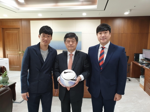 기념사진 찍는 박지성