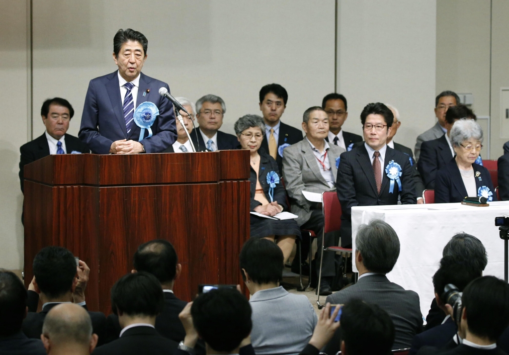 (도쿄 교도=연합뉴스) 아베 신조 총리가 19일 도쿄 지요다구에서 납치 피해자 가족들이 참가한 가운데 열린 '북한에 의한 납치문제 해결을 원하는 국민대집회'에서 인사말을 하고 있다. 