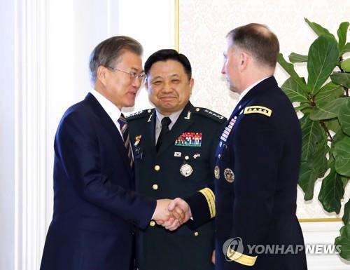 한미 군 지휘부와 오찬 위해 입장하는 문 대통령