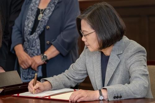아시아 첫 '동성결혼법' 서명하는 차이잉원 총통