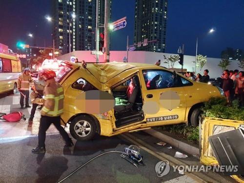 인천 송도서 초등생 5명 탄 승합차 사고…2명 사망