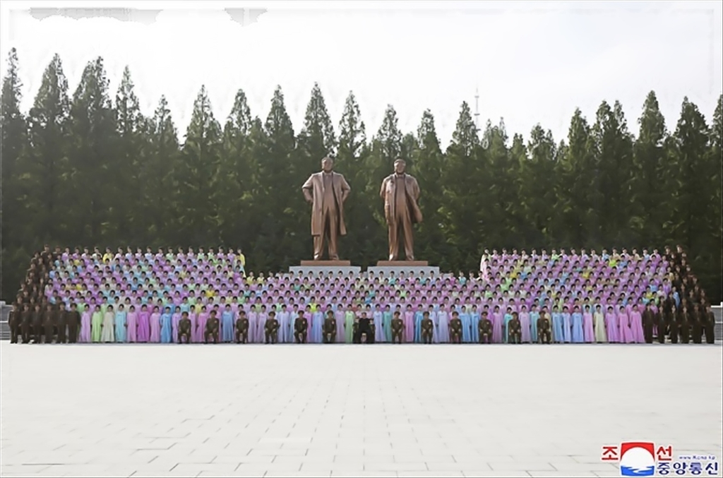 김정은, 군인가족예술소조원들과 기념사진