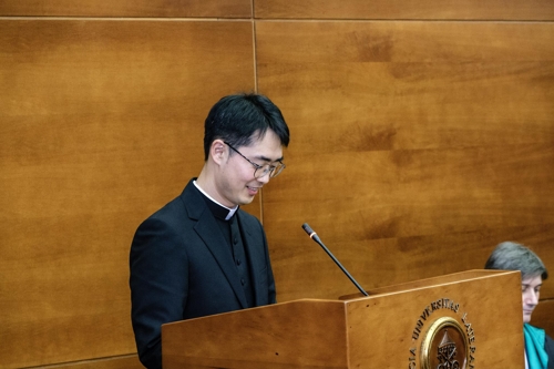 교황청 외교관학교를 졸업한 정다운 신부