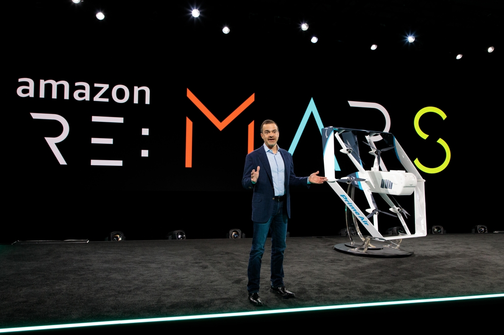 아마존의 전 세계 소비자 부문 최고경영자(CEO) 제프 윌키가 배송 드론을 소개하고 있다. [출처=아마존 홈페이지]