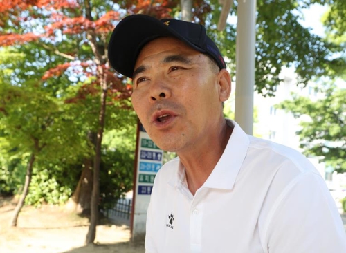 인터뷰하는 최진태 감독