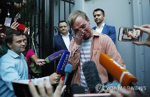 '마약거래' 누명 벗고 눈물 흘리는 러 탐사기자 골루노프