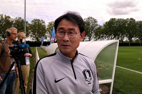 인터뷰하는 윤덕여 감독