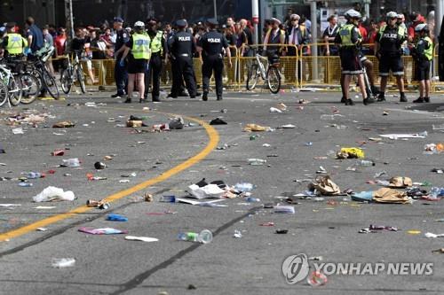 (토론토 로이터=연합뉴스) 현지시간 17일 캐나타 토론토시에서 열린 토론토 랩터스의 NBA 우승기념 행사 도중 토론토 시청 앞 광장에서 총격이 있었다는 소식을 들은 군중이 흩어진 후 거리에 쓰레기가 널려 있다.