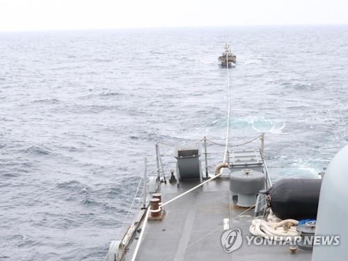 삼척항에서 북한어선이 발견되기 전인 지난 11일 구조된 다른 북한어선 예인 장면