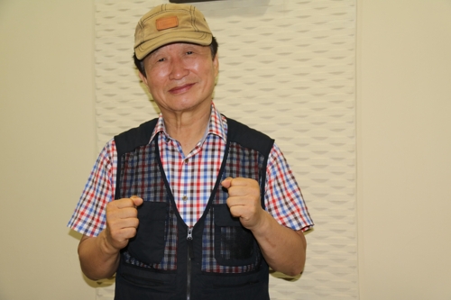 자카르타에서 연합뉴스와 인터뷰하는 최병관 작가