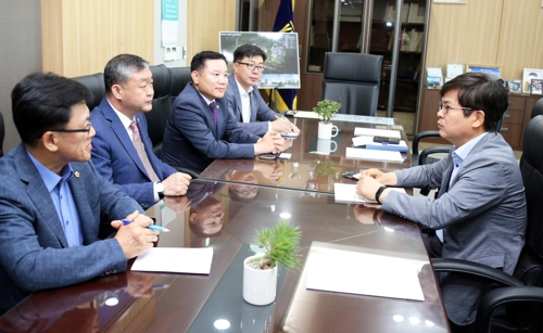 전북도의회 의장단, 한농대 총장(오른쪽) 면담