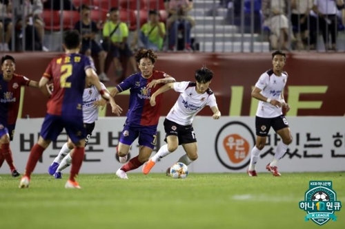 볼경합을 펼치는 광주FC 엄원상(오른쪽)