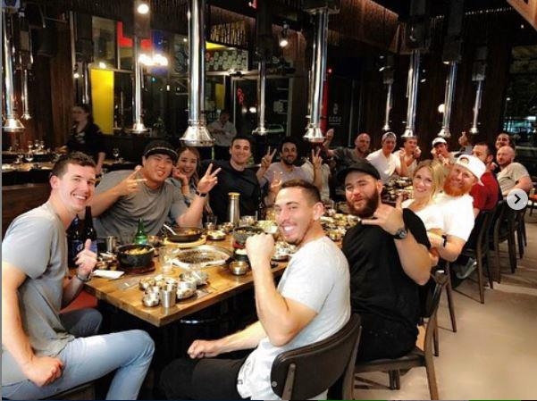 한국 식당에서 다저스 동료들과 식사하는 류현진