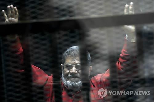 축출된 뒤 수감생활 한 무르시 전 이집트 대통령