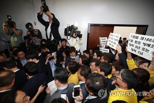 경찰, '채이배 감금' 한국당 의원 4명 내달 4일까지 출석 통보 - 1