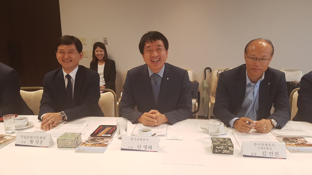 (도쿄=연합뉴스) 박세진 특파원 = 안영배 한국관광공사 사장(가운데)이 4일 도쿄 도카이대학 교우회관에서 도쿄지사 설립 50주년 기자간담회를 열고 있다. 왼쪽은 황성운 주일한국문화원장, 오른쪽은 김만진 관광공사 국제관광실장.