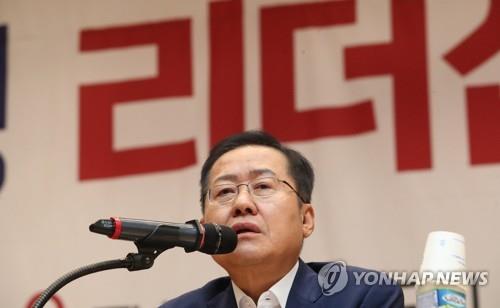 강연하는 자유한국당 홍준표 전 대표 (서울=연합뉴스) 이진욱 기자 = 자유한국당 홍준표 전 대표가 10일 국회 의원회관에서 열린 대학생 리더십 아카데미에서 강연하고 있다. 2019.7.10 cityboy@yna.co.kr(끝)