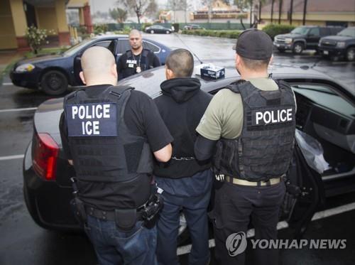 미 연방 이민세관단속국(ICE) 요원의 불법 이민자 체포