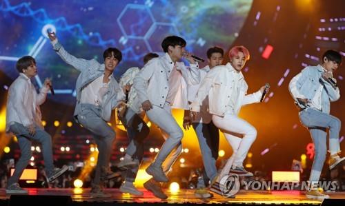 공연하는 방탄소년단