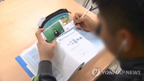 휴대전화를 이용해 공부하는 병사