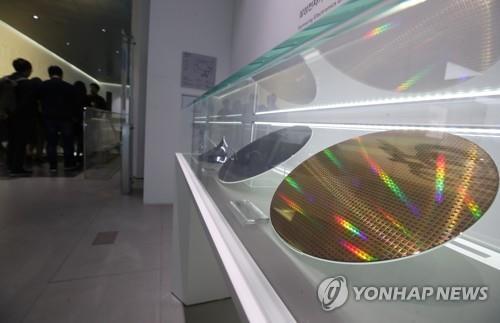 서울 서초구 삼성전자 딜라이트에 전시된 반도체 웨이퍼 [연합뉴스 자료사진]