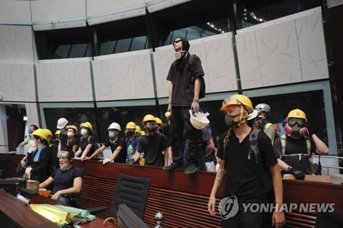 홍콩 입법회 의사당 점거한 홍콩 시위대