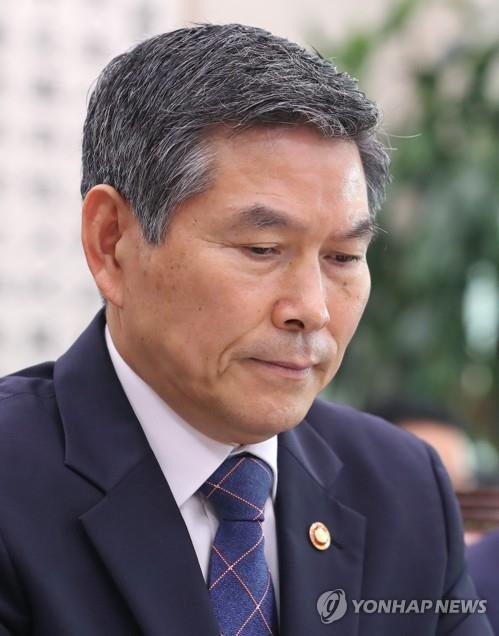 무거운 표정 정경두 국방부 장관
