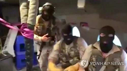 헬기에서 영국 유조선 침투 준비하는 복면의 이란 혁명수비대원들