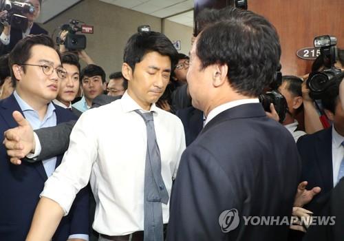 손학규 막아선 혁신위원들 (서울=연합뉴스) 김주형 기자 = 바른미래당 당 혁신을 요구하며 단식 농성 중인 권성주 혁신위원(가운데) 등이 22일 오전 국회에서 열린 최고위원회의를 마치고 이동하는 손학규 대표(오른쪽)를 막아서며 대화를 요구하고 있다. 2019.7.22 kjhpress@yna.co.kr(끝)