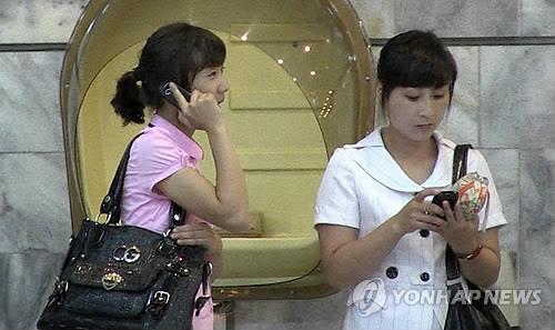 2013년 휴대전화 사용하는 북한 주민들