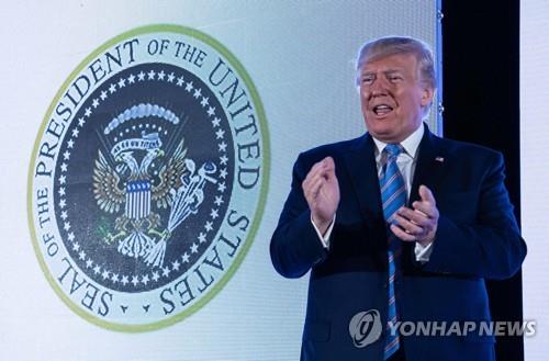 23일 워싱턴에서 열린 행사에서 트럼프 대통령 뒤로 보이는 '가짜' 대통령 문장