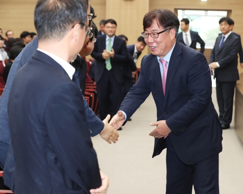 악수하는 윤대진 수원지검장