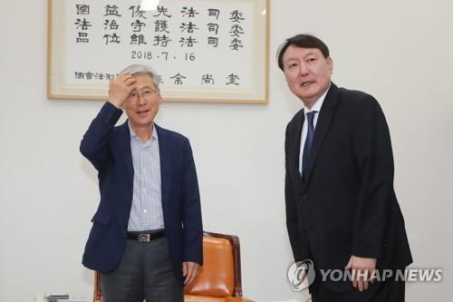 윤석열 예방 받은 여상규 (서울=연합뉴스) 하사헌 기자 = 여상규 국회 법사위원장(왼쪽)이 7일 오후 국회 법사위원장실에서 윤석열 신임 검찰총장의 예방을 받고 있다. 2019.8.7 toadboy@yna.co.kr(끝)
