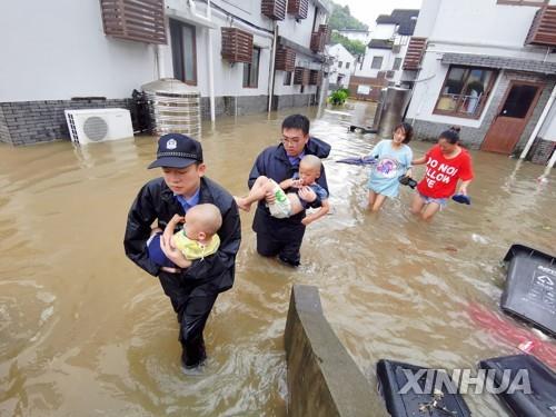 저장성 저우산시에서 어린이 안고 나오는 구조대원들