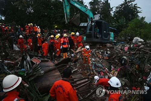 산사태 현장에서 진행되는 구조 및 수색작업