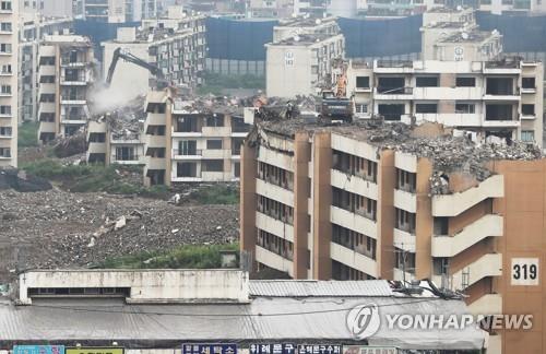 철거 공사가 한창인 서울 강동구 둔촌 주공 아파트