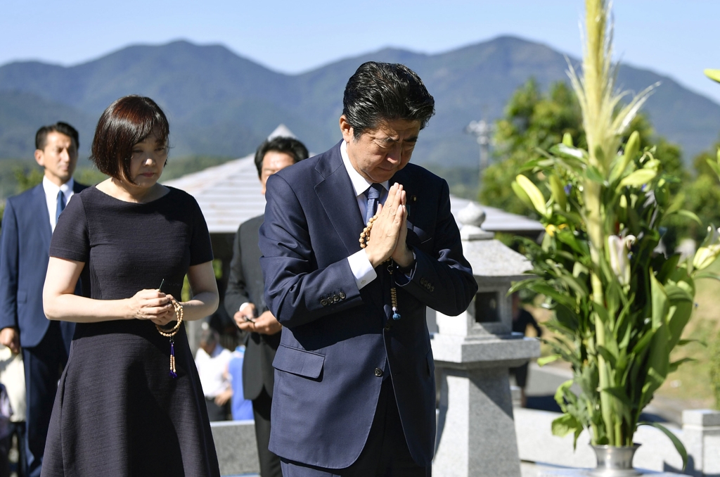 아베 총리가 13일 야마구치현에 있는 선친 묘소를 참배하고 있다. 그는 참배 후에 "최대 과제인 헌법 논의를 국회에서 본격 추진해야 할 때를 맞았다고 선친에게 보고했다"고 말했다. 