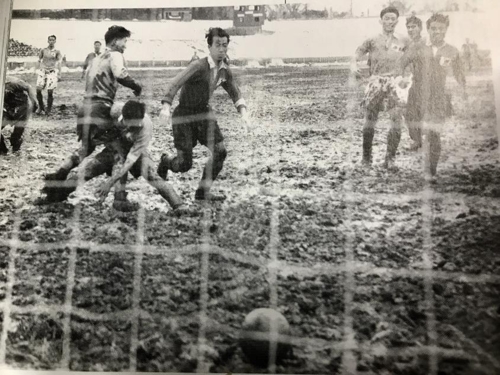 1954년 3월 7일 일본 메이지진구구장에서 열린 한일전. 한국이 골을 넣고 있다.