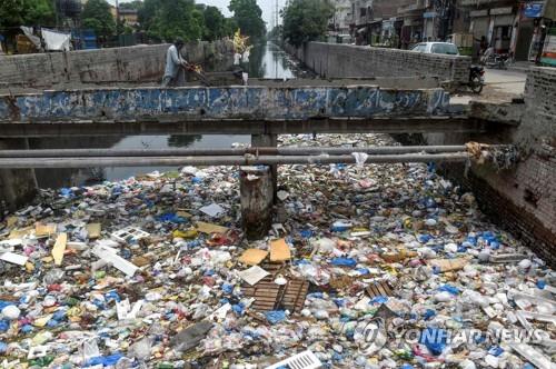 파키스탄 라호르 시내의 하천이 플라스틱 쓰레기로 가득 찼다. [AFP=연합뉴스]