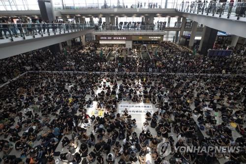 홍콩공항 점령한 송환법 반대 시위대 [AP=연합뉴스] 