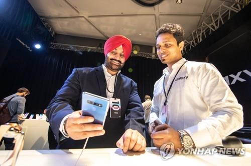 2019년 3월 6일 인도 뉴델리에서 열린 삼성전자 갤럭시 S10 출시행사에서 관람객들이 제품을 살펴보고 있다. [삼성전자 제공=연합뉴스]