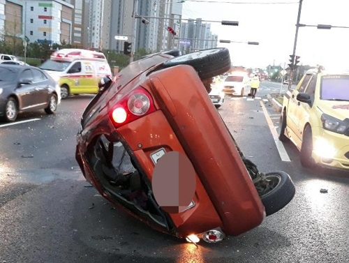 넘어진 자동차