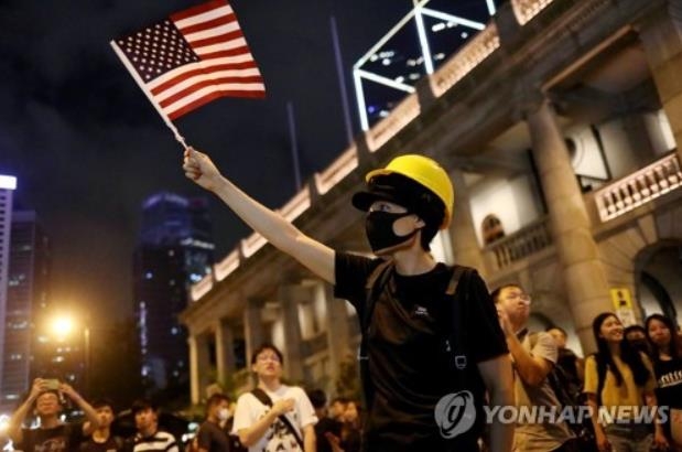 송환법 반대 시위에서 성조기 흔드는 홍콩 시민