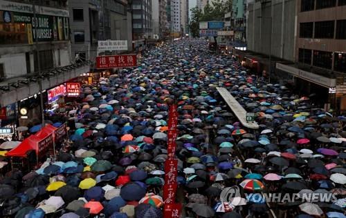 우산을 쓰고 시위에 참가한 홍콩 시민들