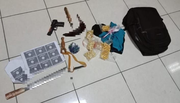낫으로 경찰관 공격한 IS 추종자 가방 안에서 발견된 흉기들