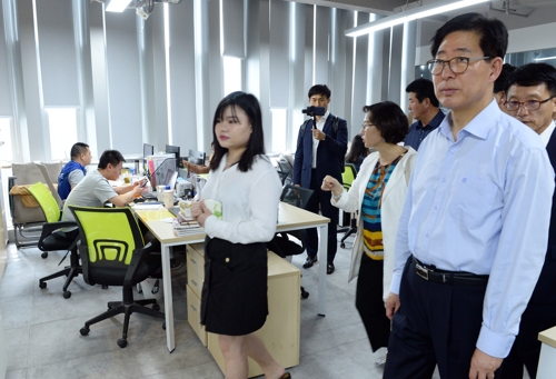 중국 선전 3W Coffee' 시설 살피는 양승조 충남지사
